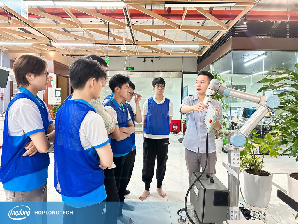 sinh-vien-gtvt-duoc-trai-nghiem-thuc-te-voi-canh-tay-robot-ur-cung-hop-long-2.jpg